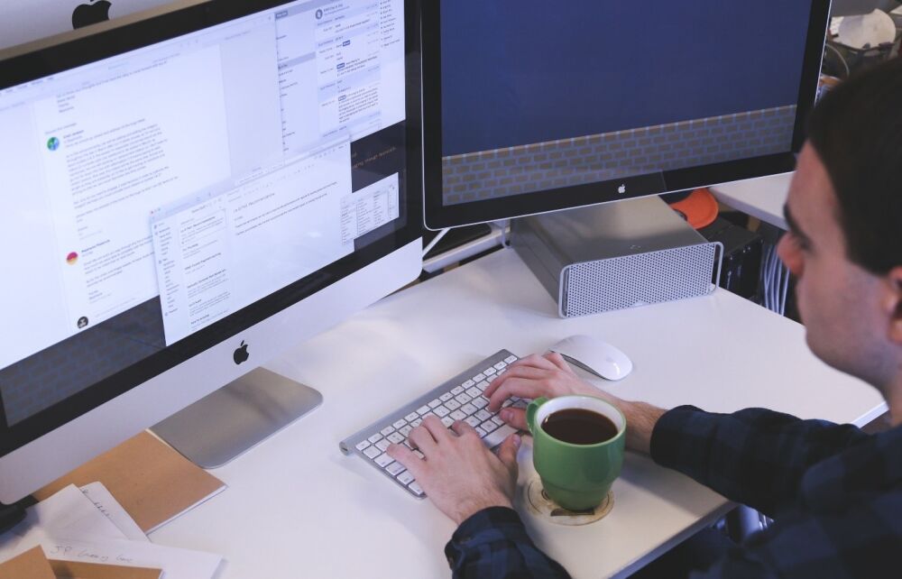 Een E-customer Service medewerker aan het werk achter zijn computer
