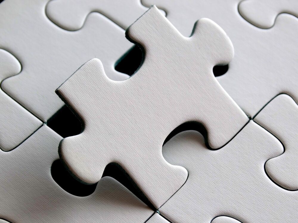Een puzzel waarbij een puzzelstukje er tussen uit wordt gehaald. Symbolisch bedoeld als ketenintegratie.