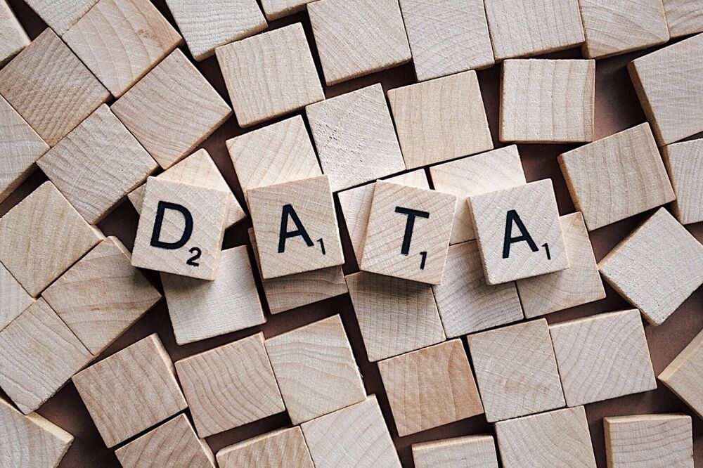 Scrabble steentjes die het woord 'data' vormen, wat symbool staat voor benodigde data om klantgedrag te analyseer