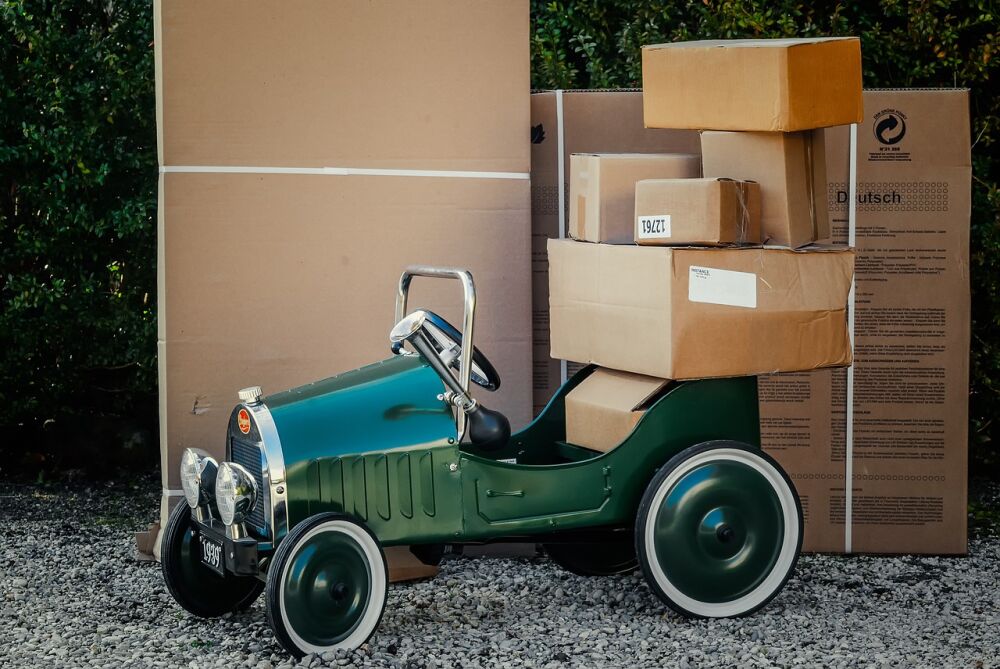 Een auto volgeladen met E-commerce pakketjes die klaar staan voor Same Day Delivery