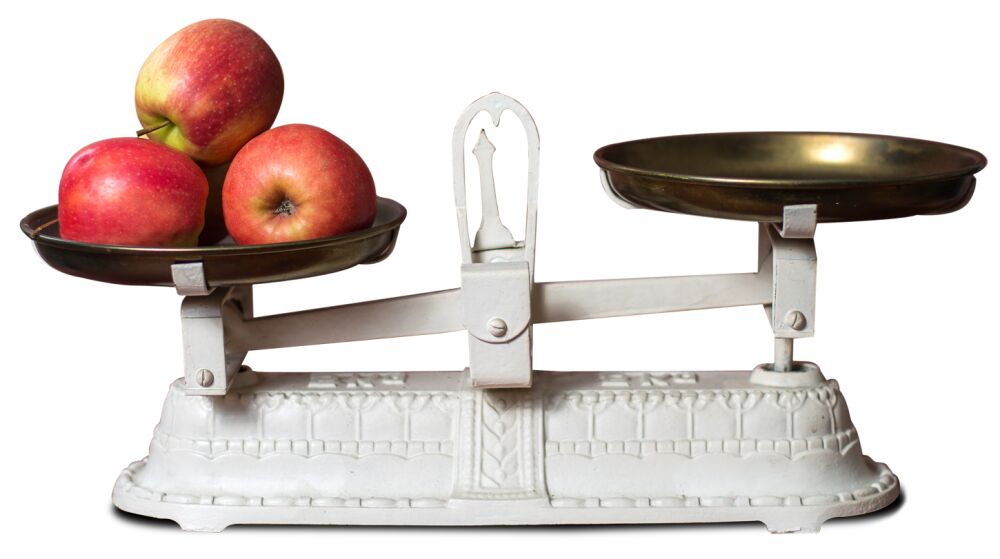 Een weegschaal met appels bedoeld als symbolische duiding naar good governance binnen de voedselproductie