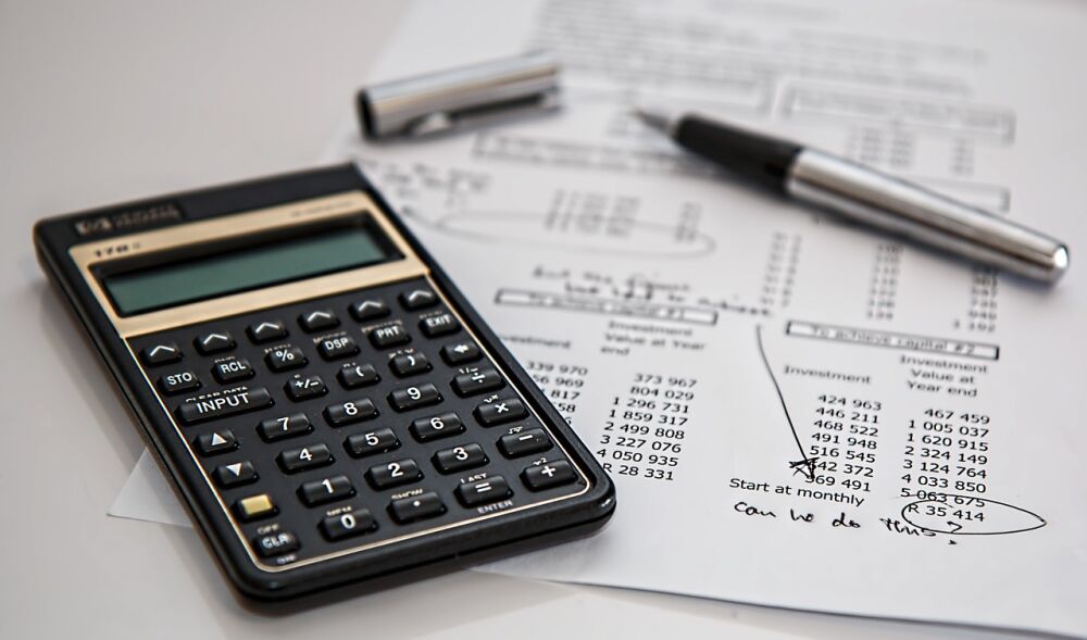 Een afbeelding van een rekenmachine en een rekening waarmee wordt aangetoond dat de veranderende wetgeving in de zorg financiële gevolgen zal hebben