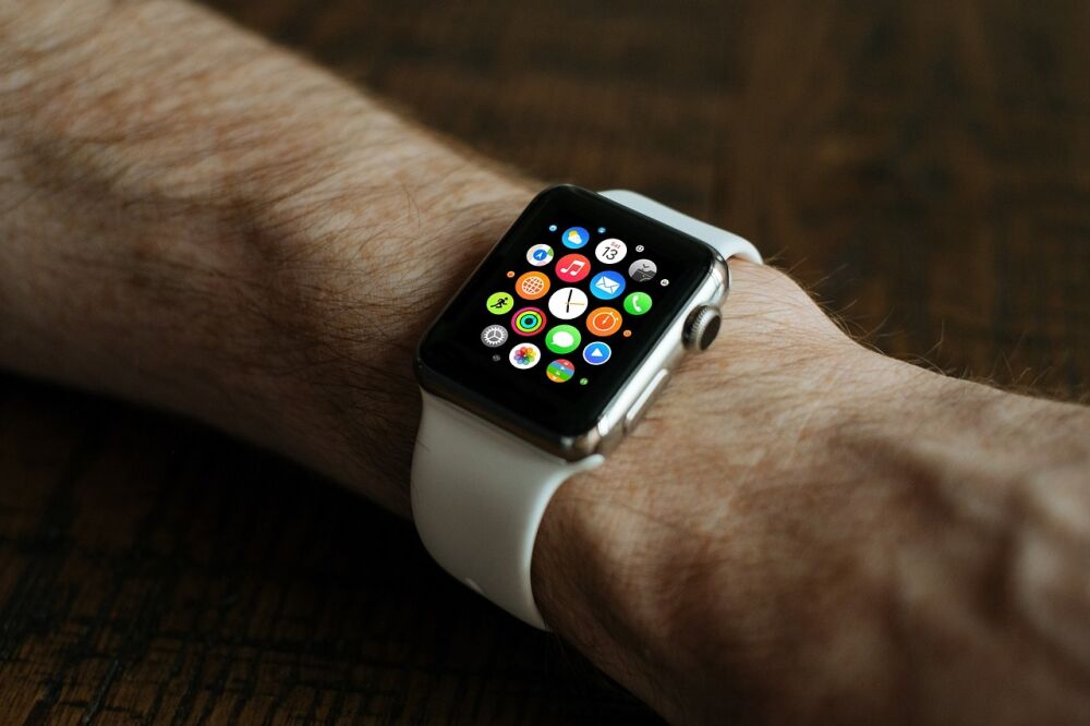 Een afbeelding van een smartwatch waarmee aangegeven wordt hoe je jouw waarde als zorgverlener vergroot