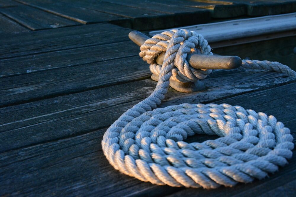 Een opgerolde touw dat symbool staat voor de maritieme dienstverlening.