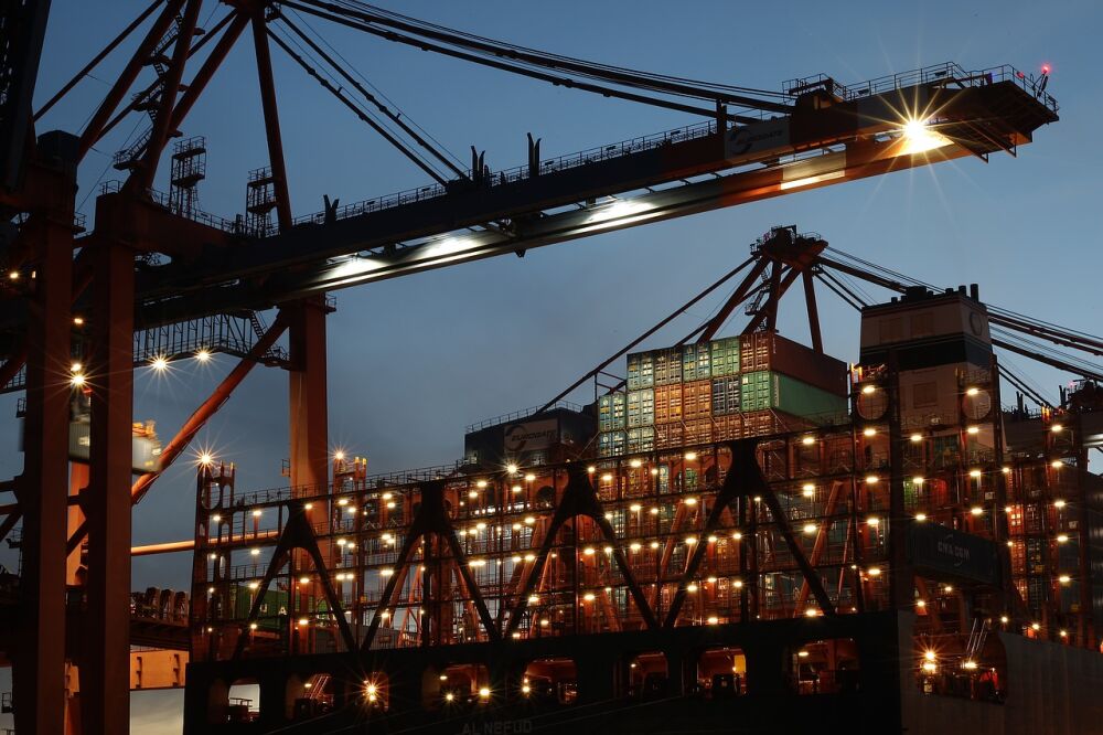 Een afbeelding van een kraan en zeecontainers in de haven van Rotterdam