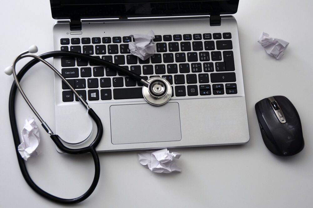 Een laptop met een stethoscoop wat symbool staat voor automatiseringen in de zorg